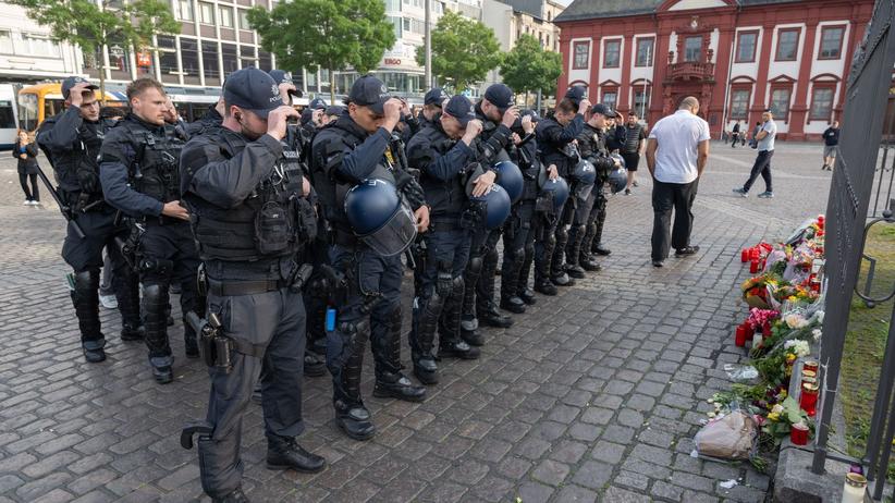 Kriminalität: Polizist stirbt nach Messerangriff auf Mannheimer Marktplatz  | DIE ZEIT