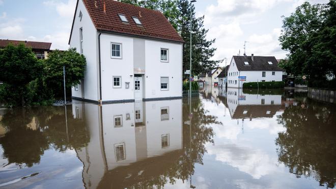 Wegen Hochwasser: Die Hauptstraße in Günzburg nahe der Donaubrücke ist überflutet.