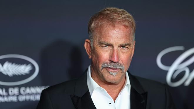 Schauspieler: Costner fühlte sich als Houstons "imaginärer Bodyguard" | DIE  ZEIT