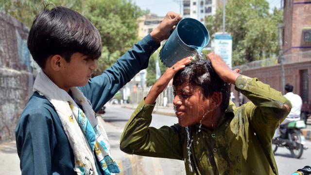 Indien und Pakistan: Leben bei 50 Grad: Wie halten Menschen diese Hitze aus?