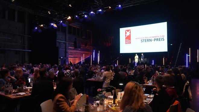 Stern-Preis 2024: Laudatorin Pinar Atalay spricht neben „Stern“-Chefredakteur Gregor Peter Schmitz während der Verleihung des Stern-Preises 2024 auf Kampnagel.