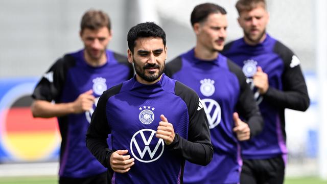 Nationalmannschaft: Alle 26 im Training: Gündogan läuft rund, Sané lacht