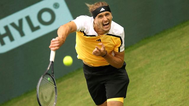 Tennis: Zverev müht sich in Halle ins Achtelfinale