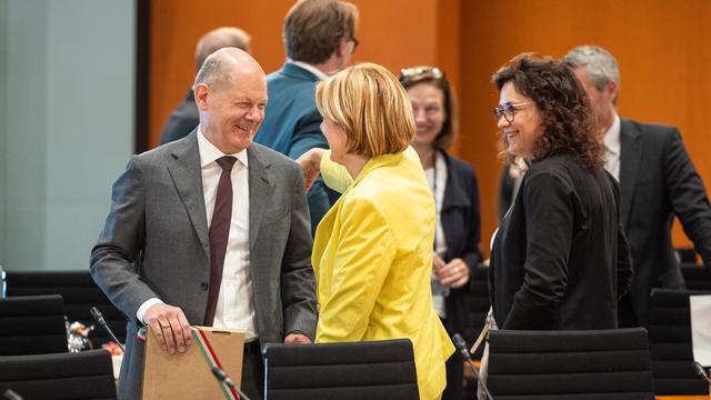 Bund-Länder-Gipfel: Bundesregierung prüft Asylverfahren in Drittstaaten weiter