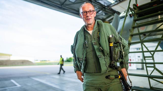 CDU: Merz fliegt Eurofighter "Der hat die ganze Zeit Gas gegeben" | DIE ZEIT