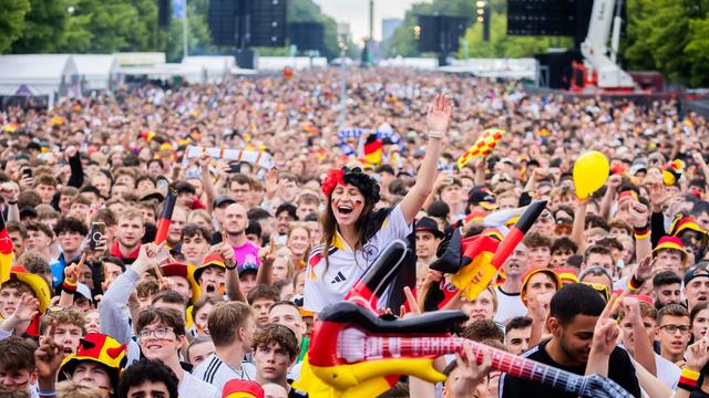 Fußball-EM: Hunderte Fans zieht es zum DFB-Spiel zur Berliner Fanzone