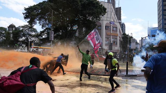 Afrika: Demonstranten stürmen Parlament in Kenia