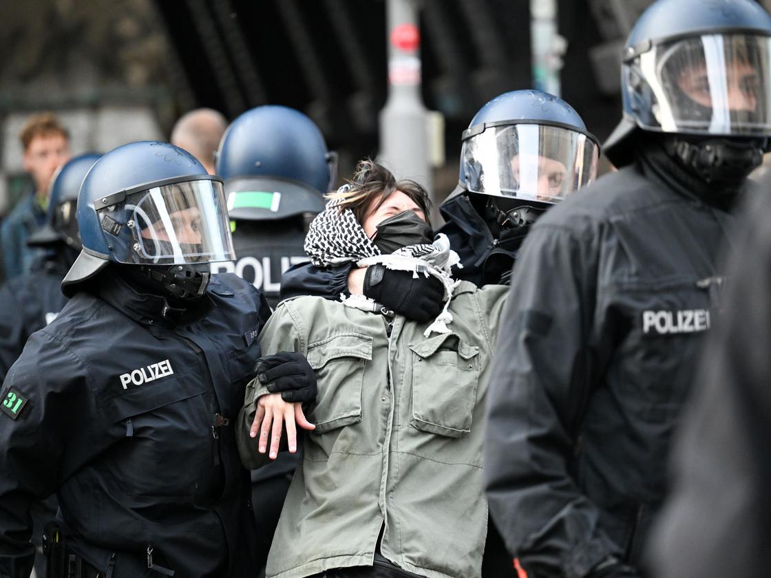 Proteste an Hochschulen: Offener Brief an Wegner: Einsatz an Humboldt-Uni  aufklären | DIE ZEIT