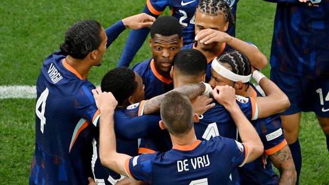 Fußball-EM: Niederlande jubeln über 3:0 - Erstes Viertelfinale seit 2008