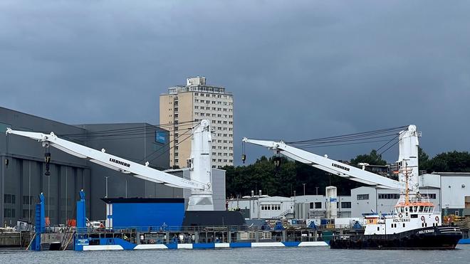 Rüstungsauftrag: Das neue U-Boot liegt im Kieler Hafen in einem Spezialschiff.