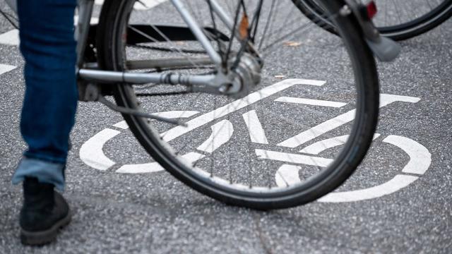 München: Radfahrer bricht zusammen und stirbt im Krankenhaus