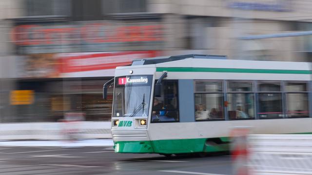 Unfälle: Fußgängerin in Magdeburg von Straßenbahn angefahren