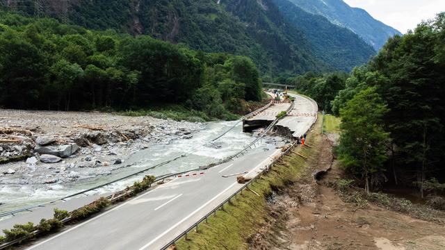 Unwetter und Verkehr: Verkehr über Alpenautobahn A13 in der Schweiz rollt wieder