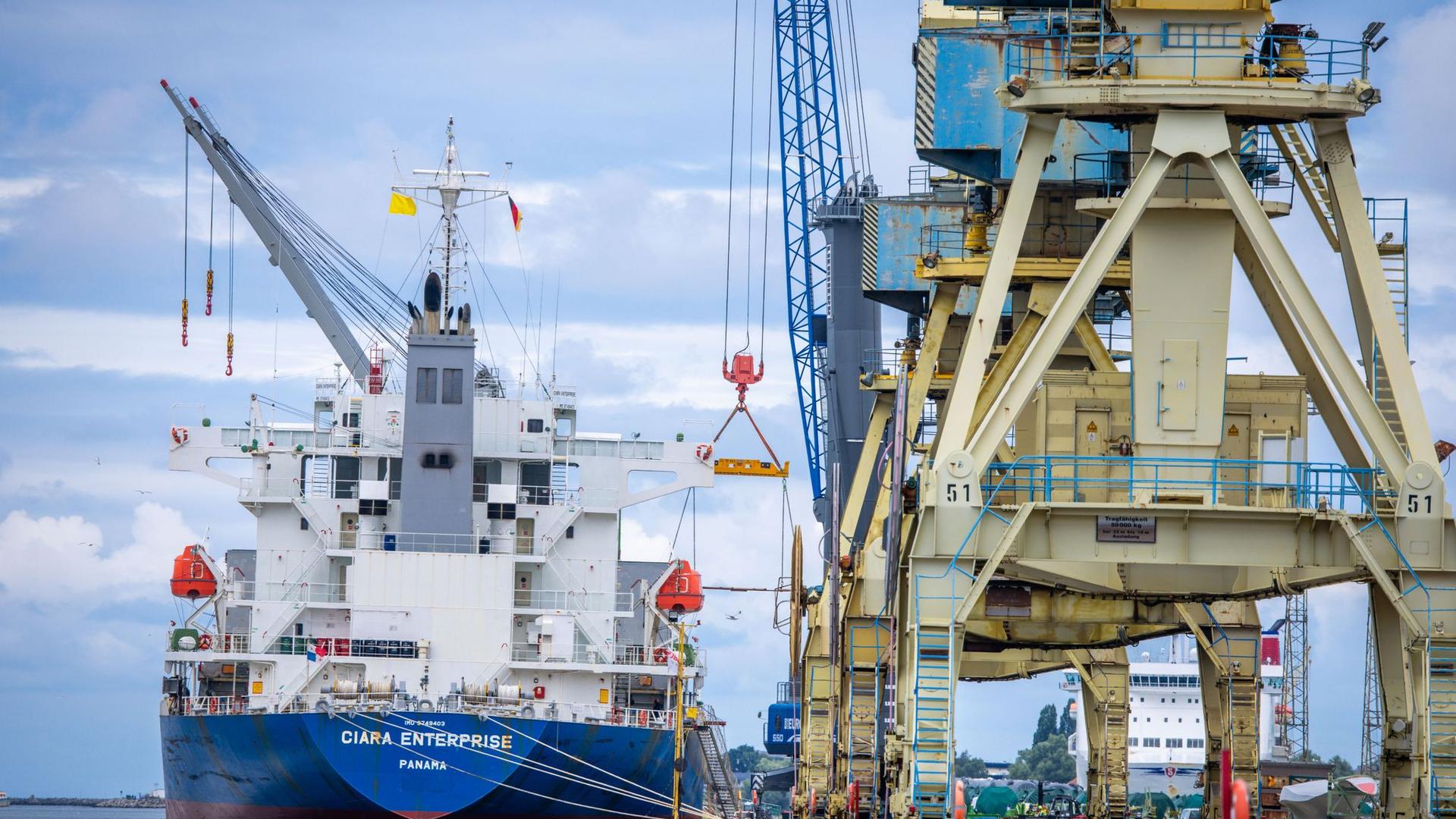 Schifffahrt: Weniger Umschlag im Rostocker Überseehafen