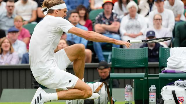 Tennis in Wimbledon: Schmerzverzerrtes Gesicht - Zverev stürzt und siegt