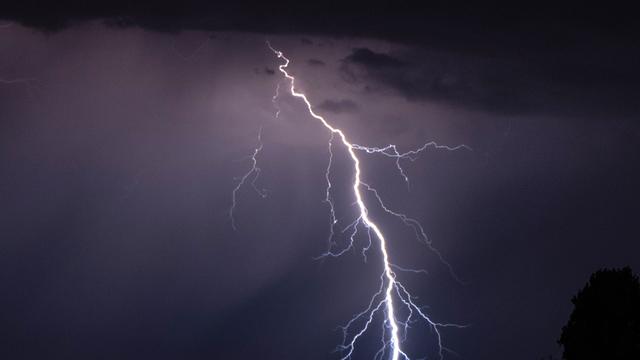 Gewitter: Sturmböen über Dresden: Sonnenliege hängt in Telefonleitung