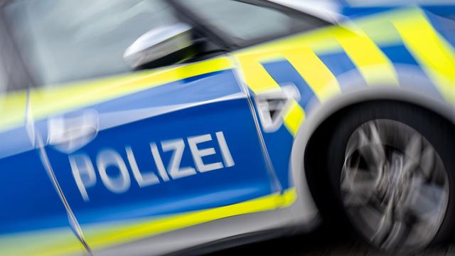 Polizei stellt 29-Jährigen: Autofahrer umfährt geschlossene Bahnschranke