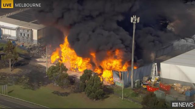 Großbrand in Australien: Explosion in Chemiefabrik: Giftige Rauchwolke über Melbourne