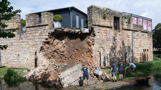 Unwetter: Teile der Mauer der Wasserburg in Bad Vilbel eingestürzt
