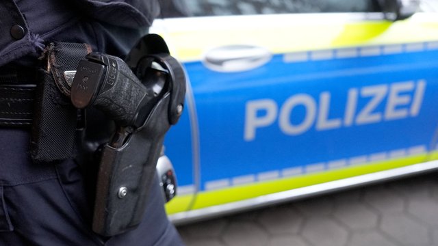 Kriminalität: Mann soll Polizisten mit Messer bedroht haben