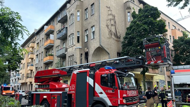 Wohnungsbrand: Schwerverletzte Person aus brennender Wohnung gerettet