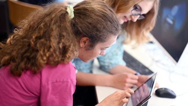 Digitale Schule: Junge Digital-Profis: IT-Helfer schulen an Schulen