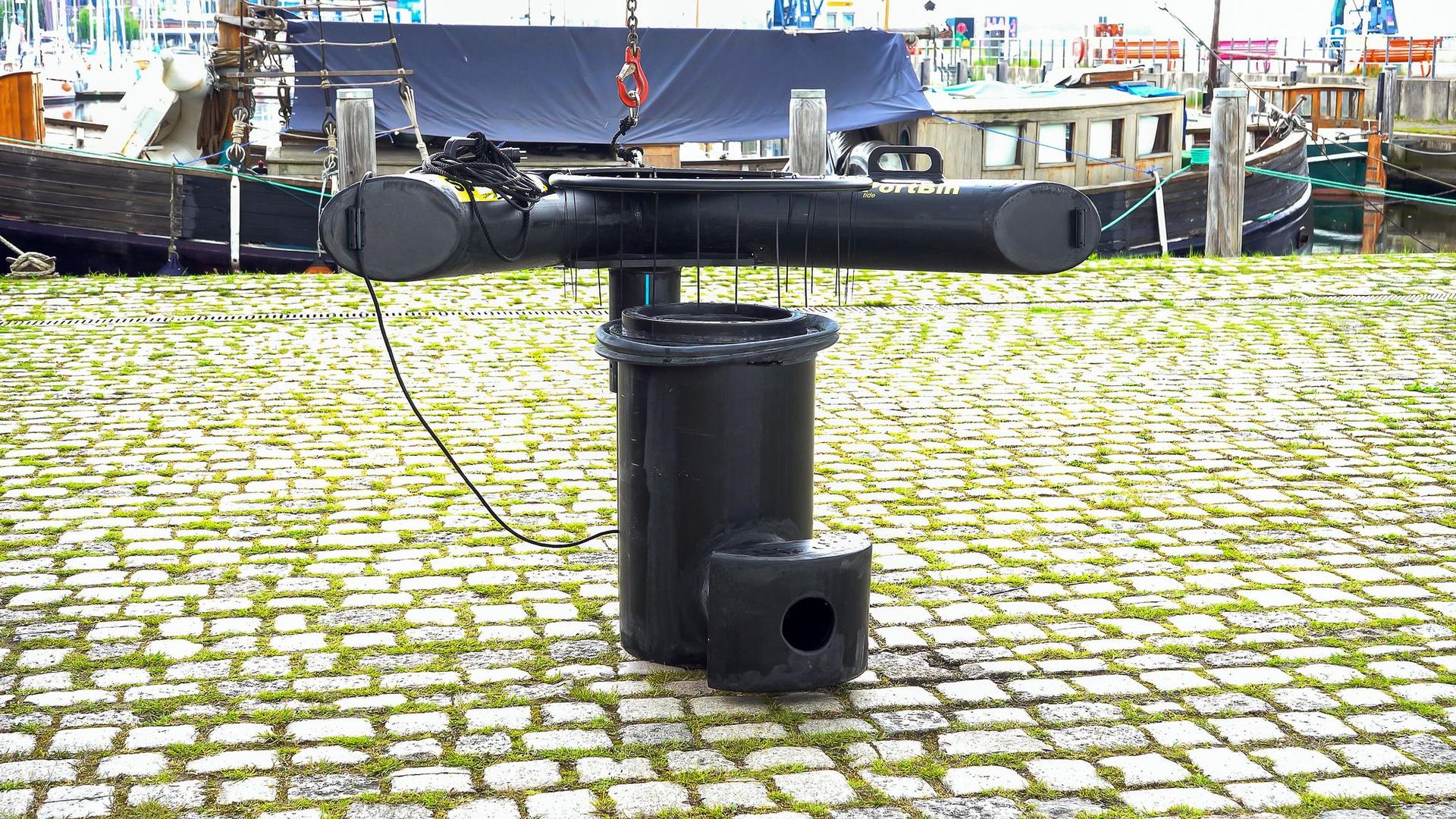 Umweltschutz in MV: Spezial-Eimer fangen Plastikmüll im Rostocker Hafen