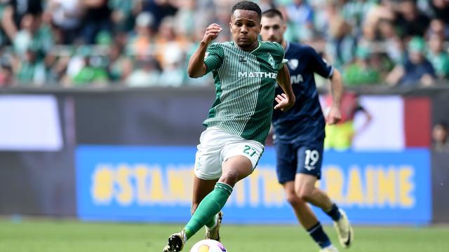 Fußball-Bundesliga: Werder Bremen verlängert Vertrag mit Außenverteidiger Agu