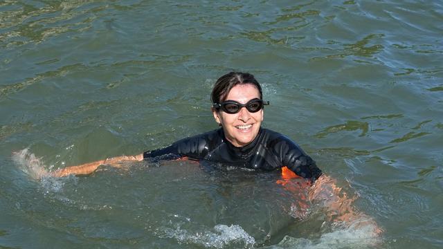 Kontroverse um Wasserqualität: Pariser Bürgermeisterin schwimmt vor Olympia in der Seine