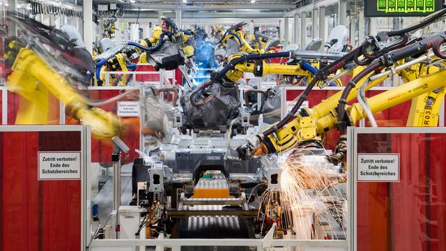 Umstieg auf E-Autos: Autoindustrie: Mehr als jede zweite Firma plant Stellenabbau