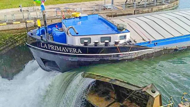 Schifffahrt: Beschlagnahmtes Unfall-Schiff darf weiterfahren