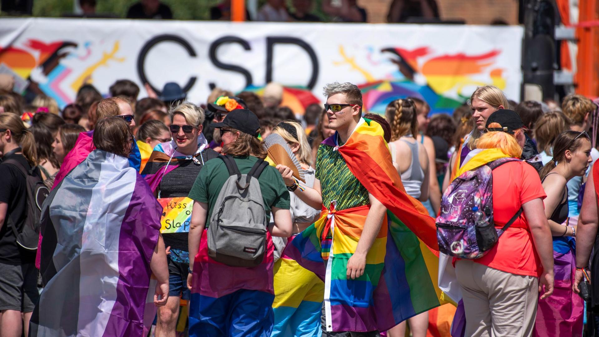 CSD-Parade: Über 4.000 Menschen bei Christopher Street Day in Rostock