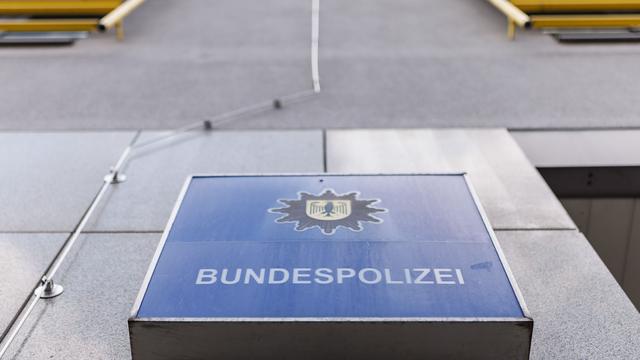 Berlin: An Berliner Bahnhof: Bundespolizist setzt Schusswaffe ein
