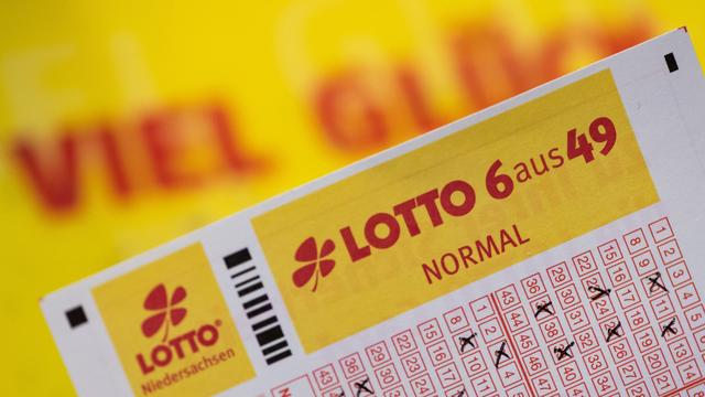 Glücksspiele: Drei Lottospieler gewinnen sechsstellige Summe