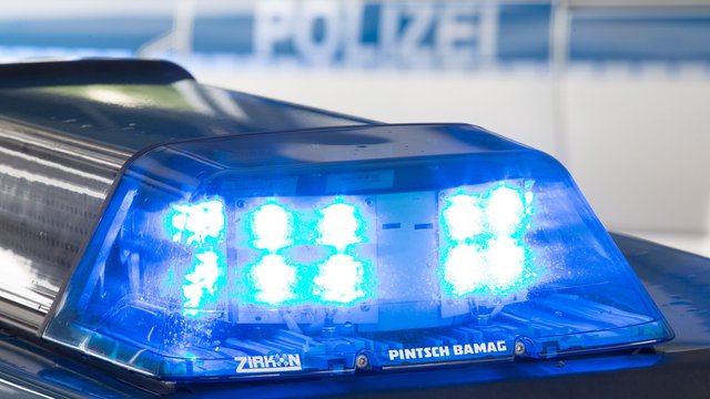 Unfall: Auto fährt in Anhänger - Hubschrauber im Einsatz