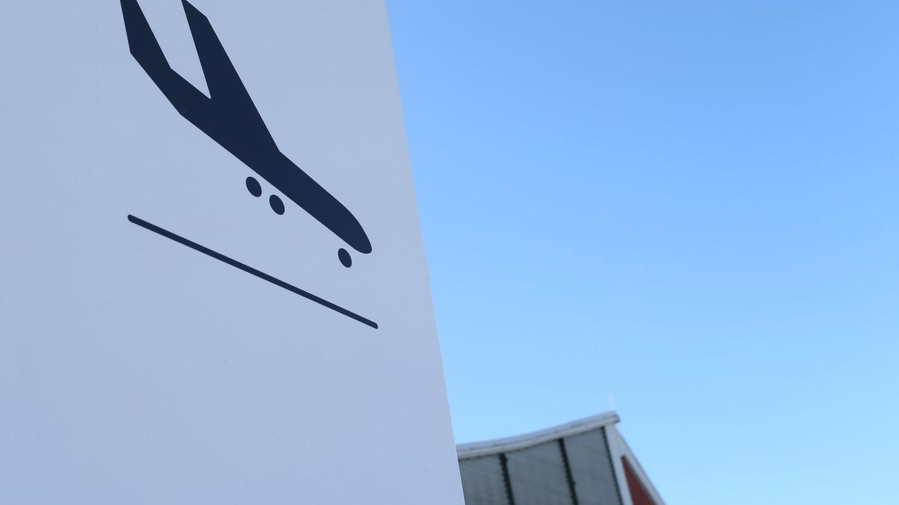 Kind verschüttet heißen Tee: Flugzeug muss in Memmingen zwischenlanden