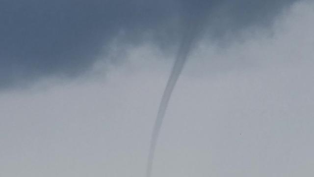 Wolkentrichter: Tornado wirbelt in Schleswig-Holstein über Elbe