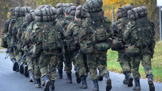 Verteidigung: Bundeswehr rekrutiert Tausende Minderjährige