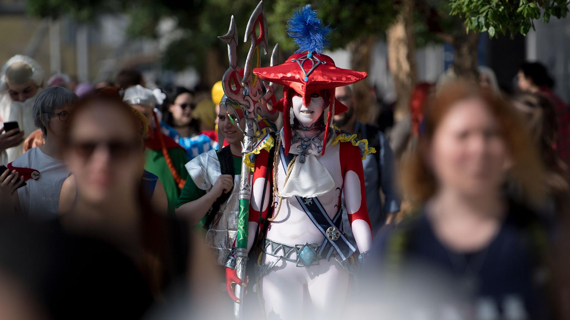 Einsatz in Schwerin: Zu echt: Polizei nimmt Cosplay-Anhängerin Samurai-Schwert ab