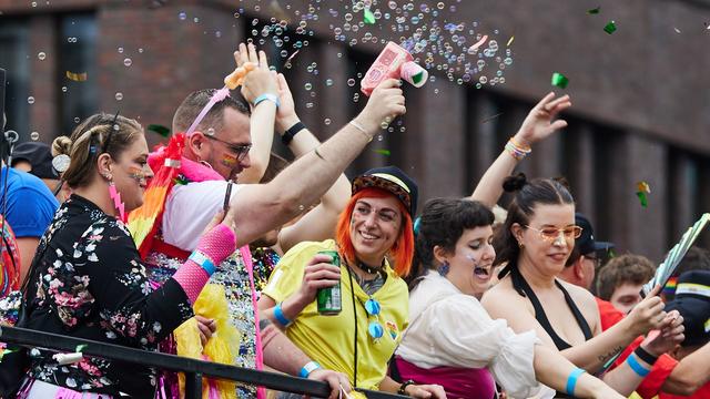 Christopher Street Day: Bunt und politisch: CSD-Parade zieht durch Stuttgart