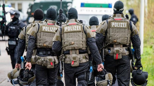 Polizei-Einsatz: Mit Schreckschusswaffe auf Balkon - SEK nimmt Männer fest