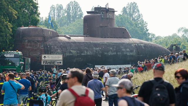 Technikgeschichte: Ehemaliges Marine-U-Boot vor Zieleinfahrt ins Museum