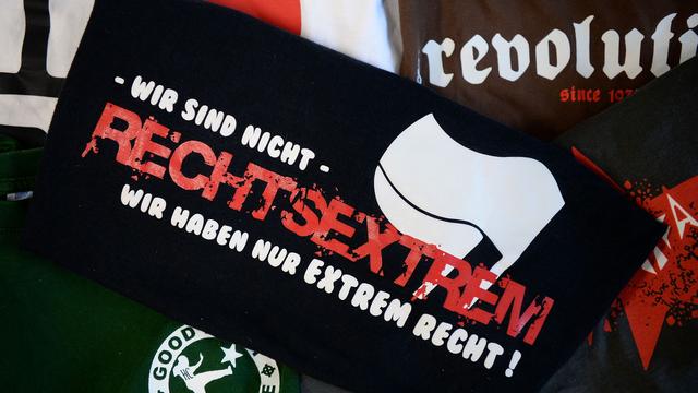 Verein kämpft gegen Nazi-Codes: Aktion gegen rechtsextreme Kürzel in Shirt-Shops erfolgreich