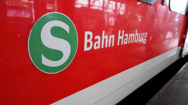 Gewalt in der S-Bahn: Betrunkener schlägt in S-Bahn Frau plötzlich ins Gesicht