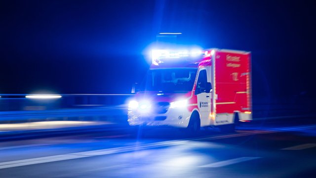 Unfall: Lastwagenfahrer fährt bei Rot über Ampel – Frau verletzt