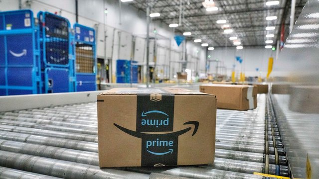 Gehaltserhöhung: Amazon erhöht Einstiegslohn in der Logistik