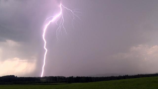 Gewitter: Blitz schlägt in Hütte mit 50 Gästen ein