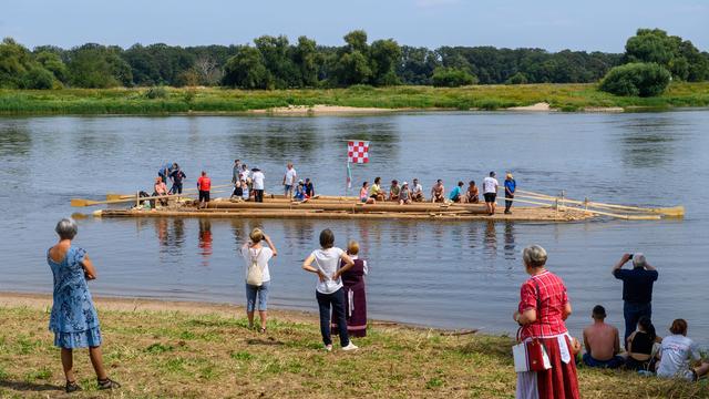 Traditionelles Handwerk: Junge Menschen bauen Flöße in Magdeburg - Fahrt über Elbe