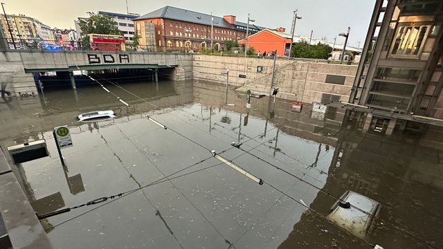 Viele Unwetter-Einsätze: Autofahrer bleiben in überfluteten Unterführungen stecken