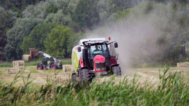 Landmaschine in Flammen: Ballenpresse brennt - 250 000 Euro Schaden